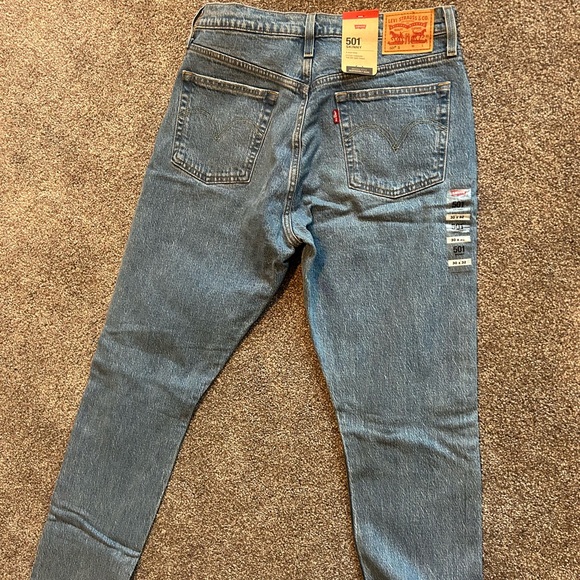 Levi's Light Blue Denim Jeans with Golden Stitching - Picture 2 of 4